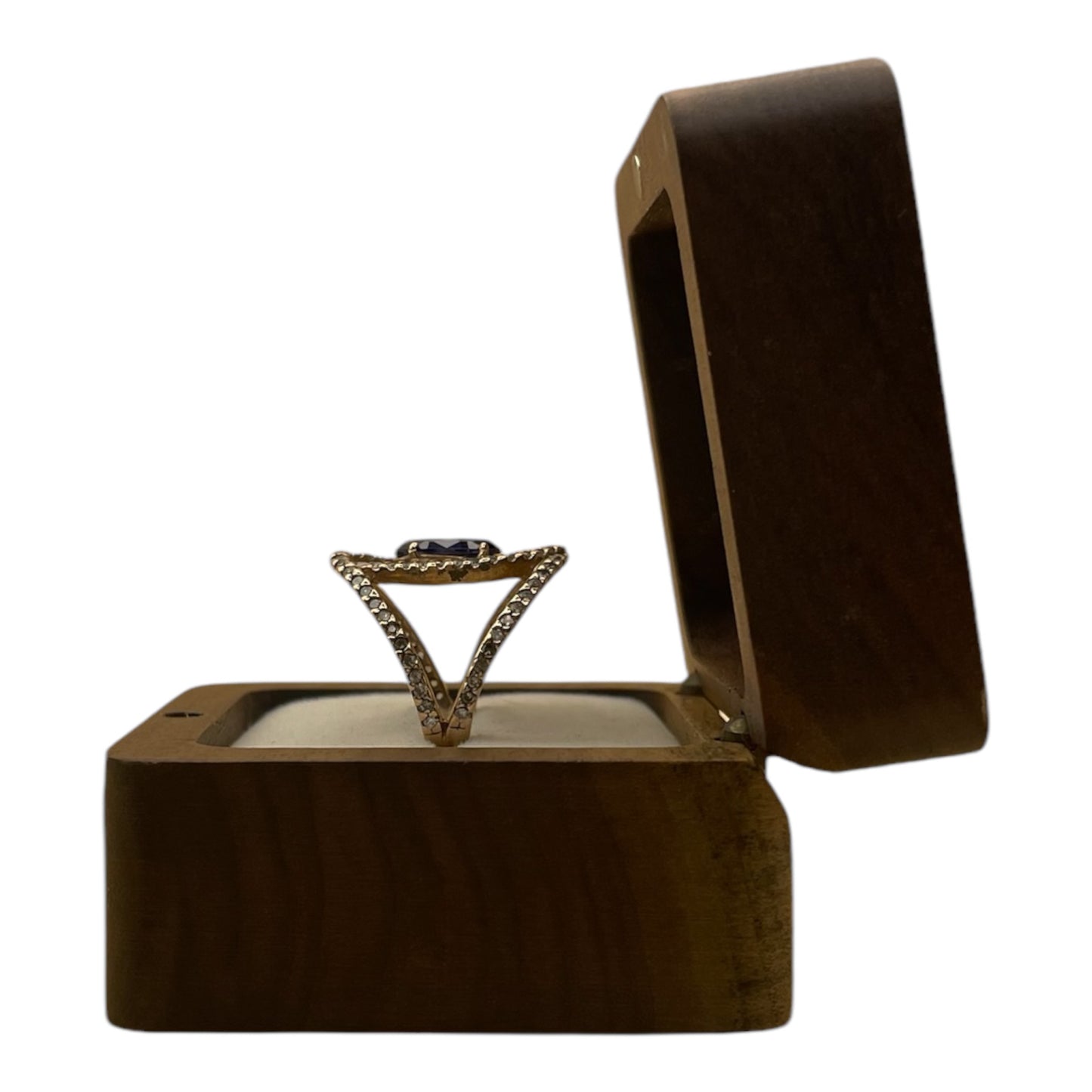 Anillo exclusivo con tanzanita y diamantes blancos