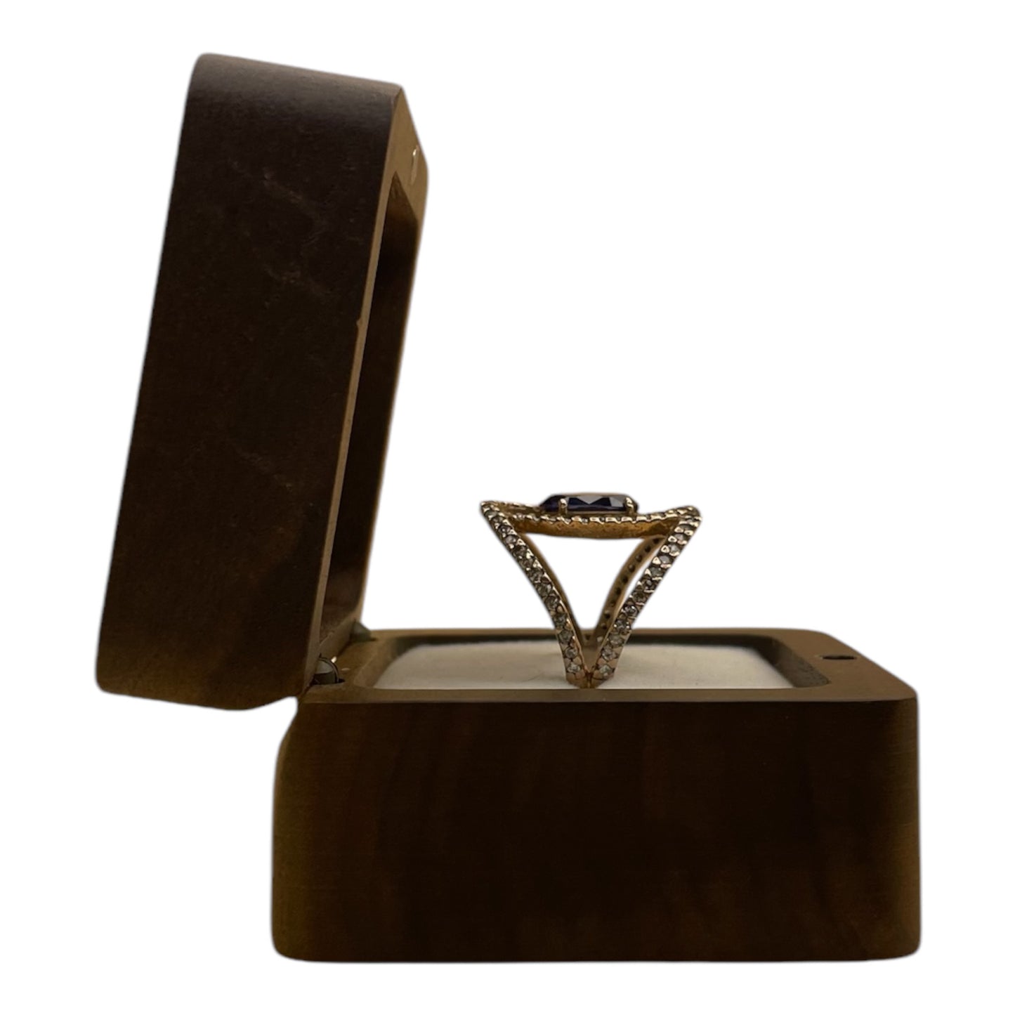 Anillo exclusivo con tanzanita y diamantes blancos