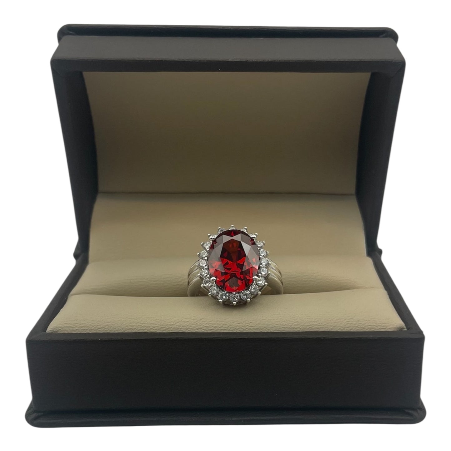 Observación — Anillo de granate y zafiros blancos