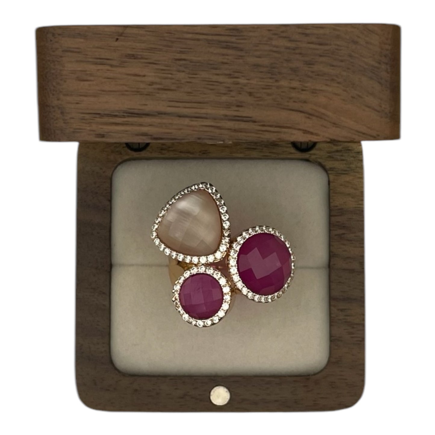 Anillo con rubíes rojos y cuarzo blanco