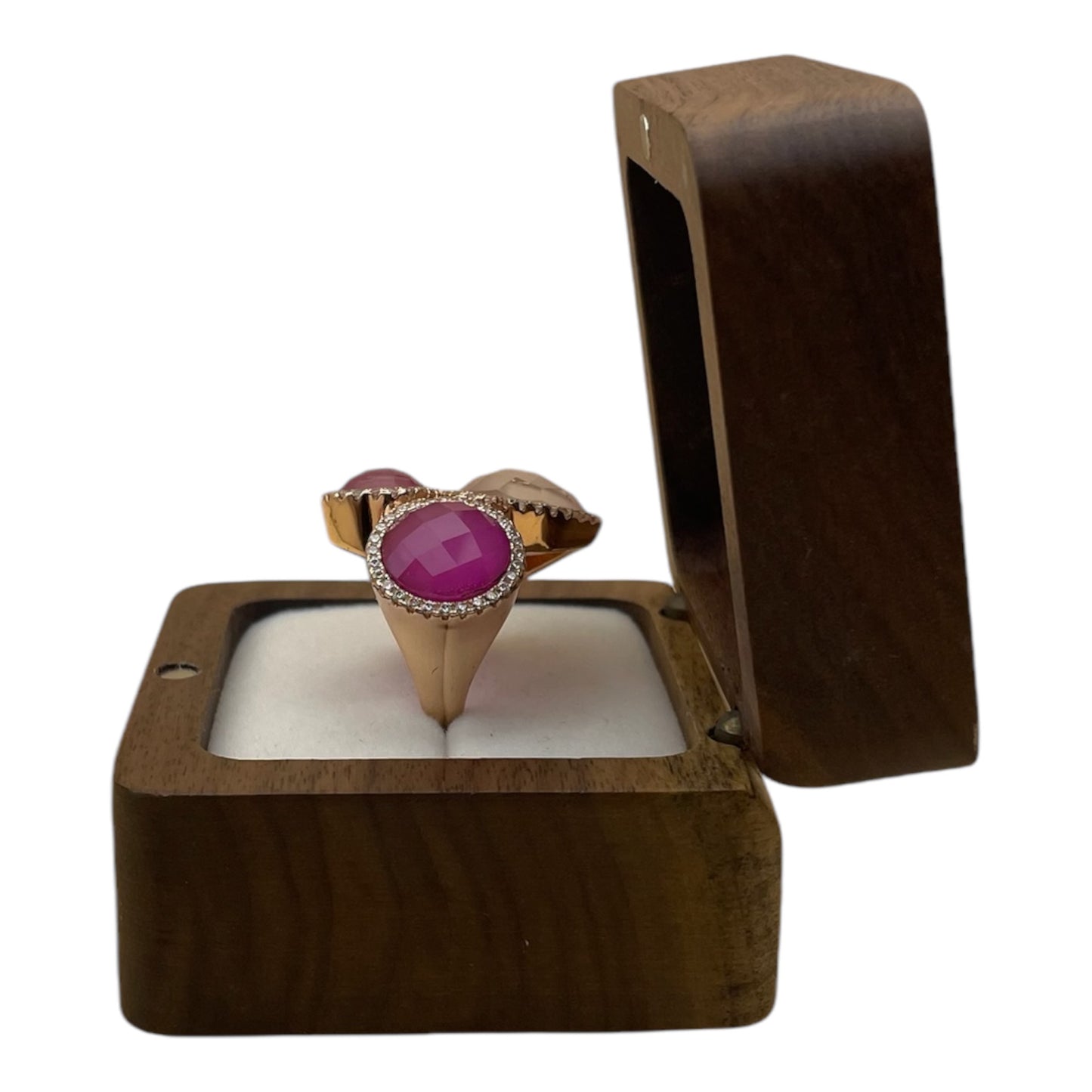 Anillo con rubíes rojos y cuarzo blanco