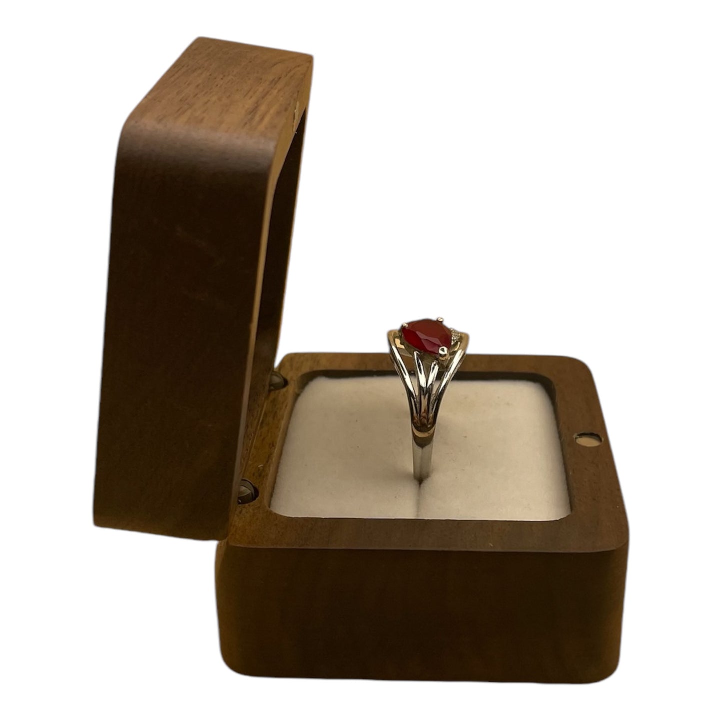 Anillo de rubi con diamantes